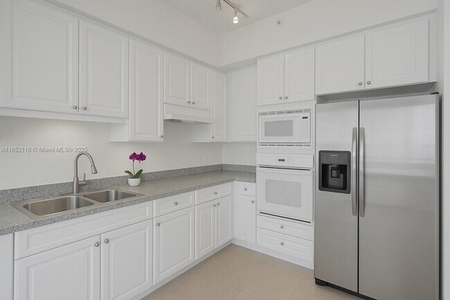 Building Photo - 4779 Collins Ave