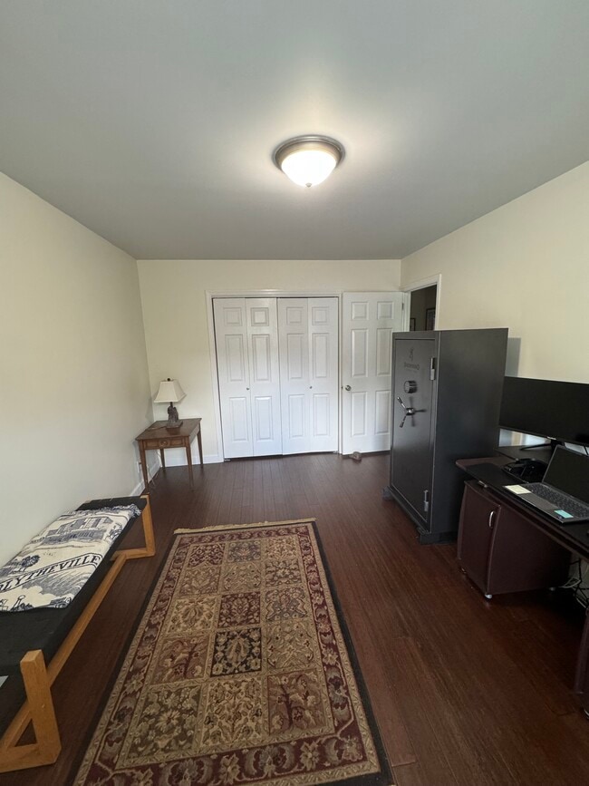 Building Photo - 5064 English Village Dr