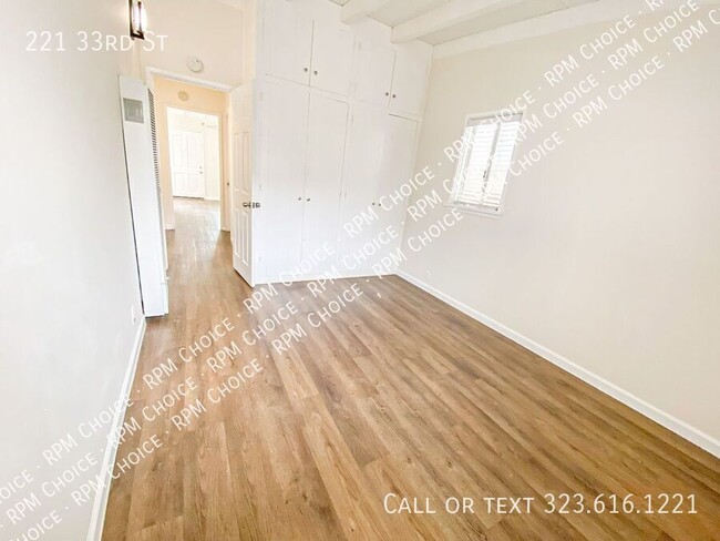 Building Photo - 221 33rd St