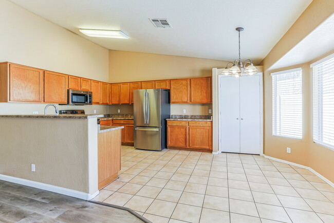 Building Photo - 527 N Bailey Cir