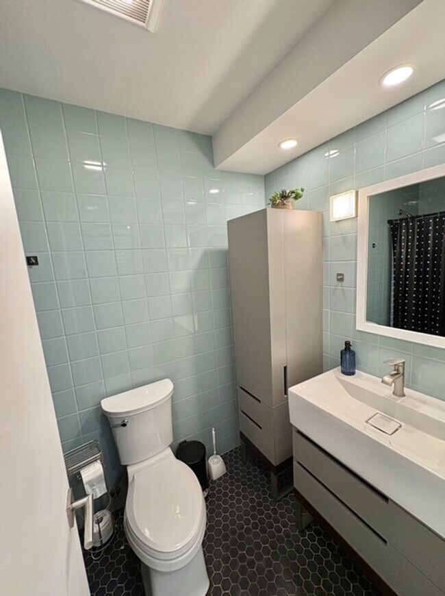 Building Photo - 3 Bedroom, 2 Bathroom Townhouse with a Lak...