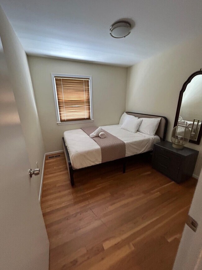 Building Photo - 1937 Woodford Rd