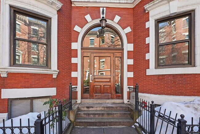 Building Photo - 102 Gainsborough St