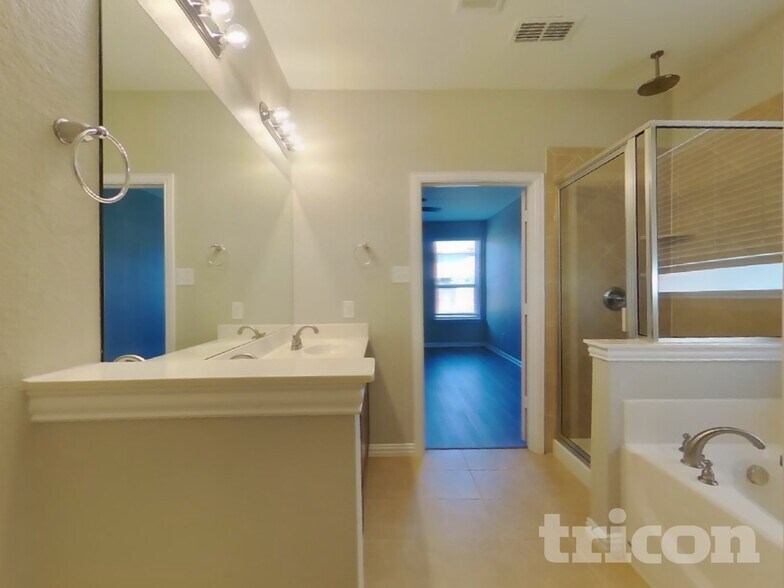 Building Photo - 8757 Royalwood Dr