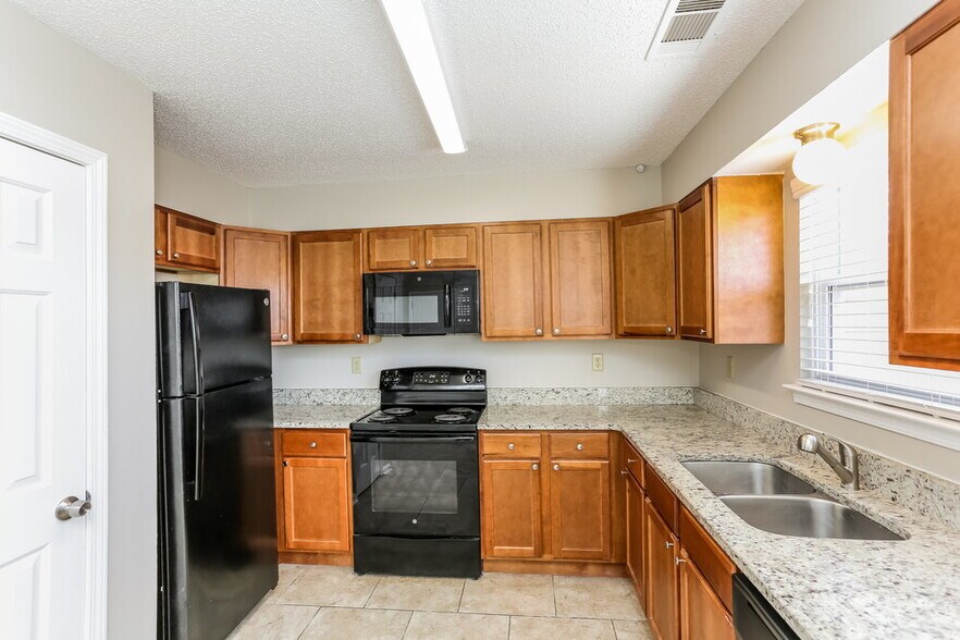 Building Photo - 5305 Oak Court Cove N