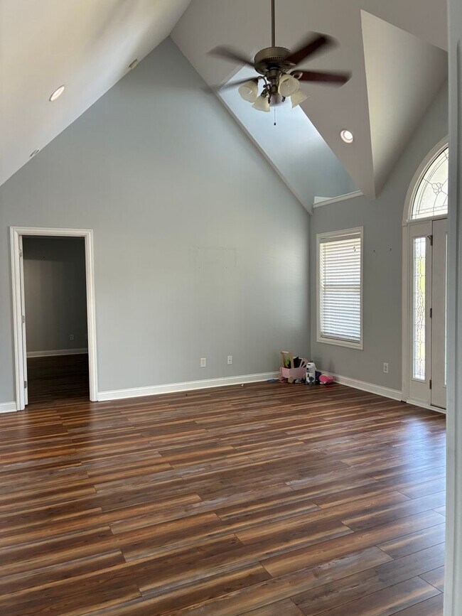 Building Photo - **Summer Ending BUT This Home is HOT**
