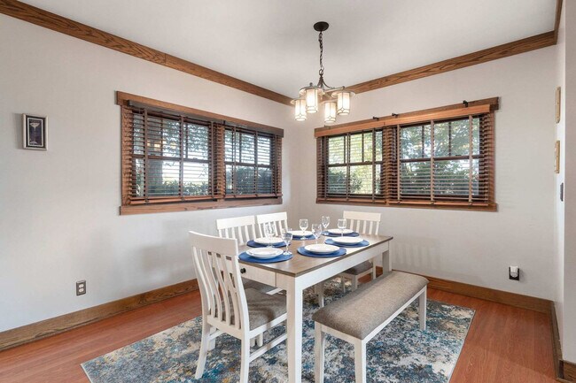 Building Photo - 209 Windmeade Cir