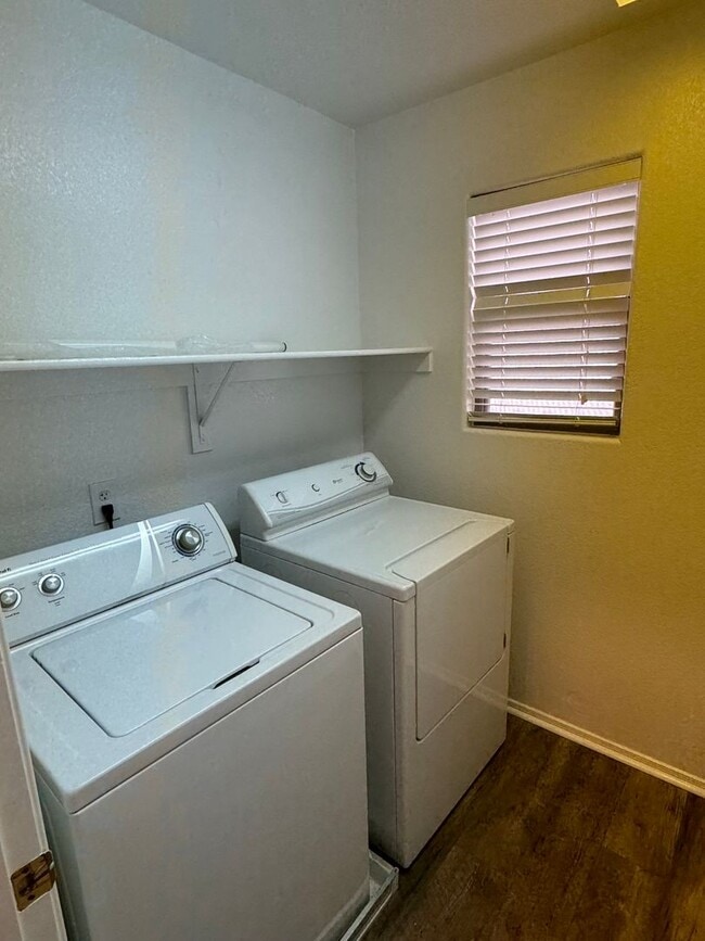 Building Photo - Fantastic 3-bedroom, 2-bathroom townhome  --  1/2 off first month's rent