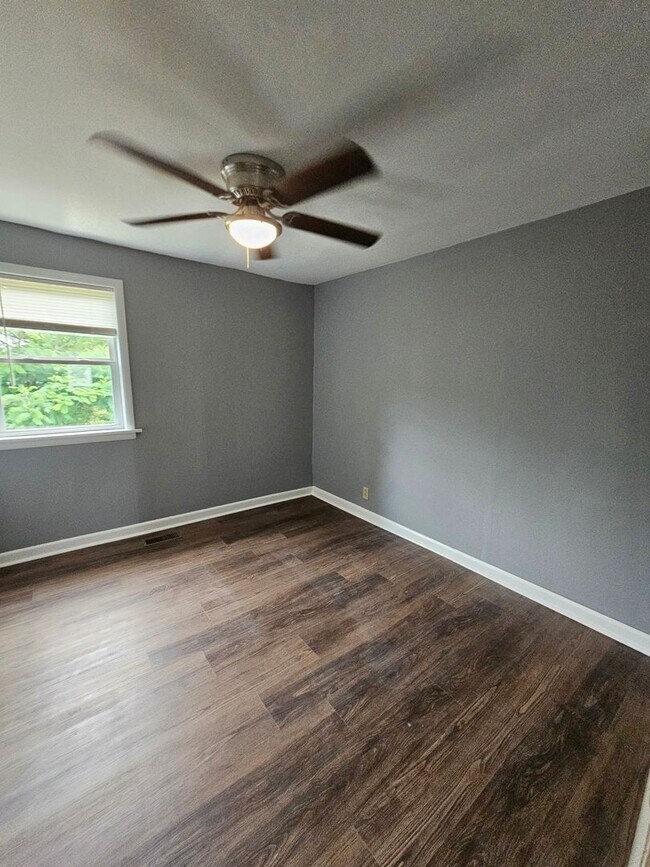 Building Photo - Home in Benton