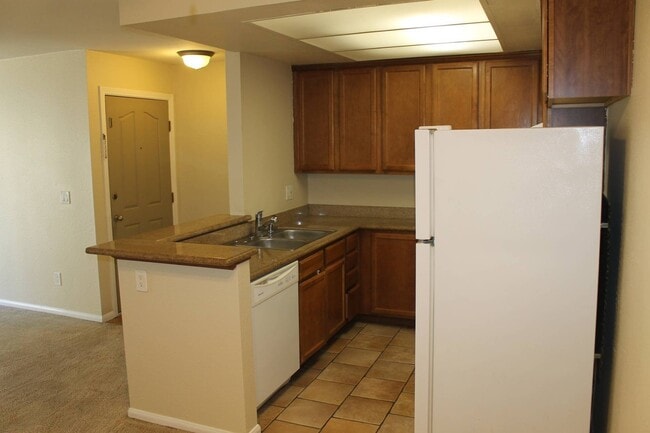 Building Photo - Charming 2BR/1BA Condo – Resort-Style Amenities!