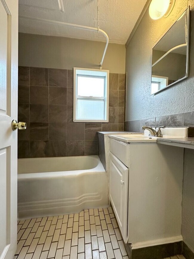 Building Photo - Great 3 bedroom duplex in Minneapolis!