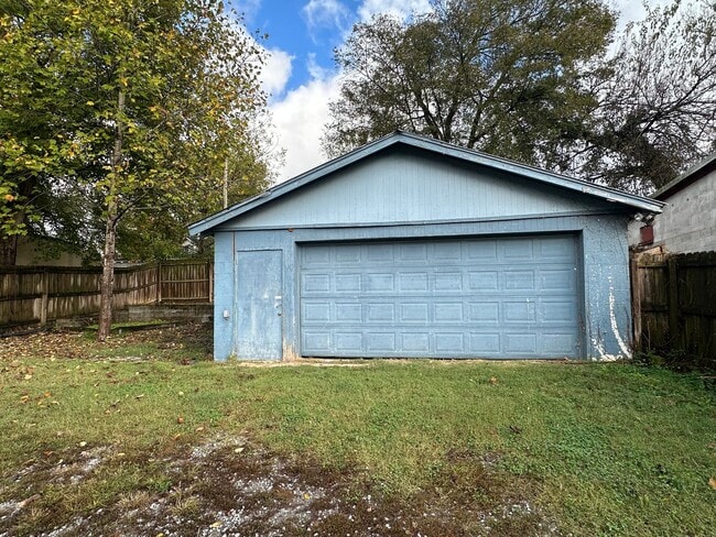 Building Photo - 4 Bedroom  Now Available!