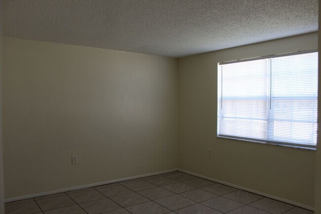 Building Photo - 3 Bedroom 2 Bath Home