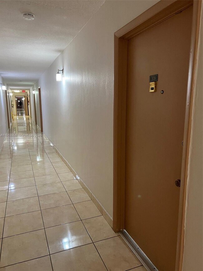 Building Photo - 16801 NE 14th Ave