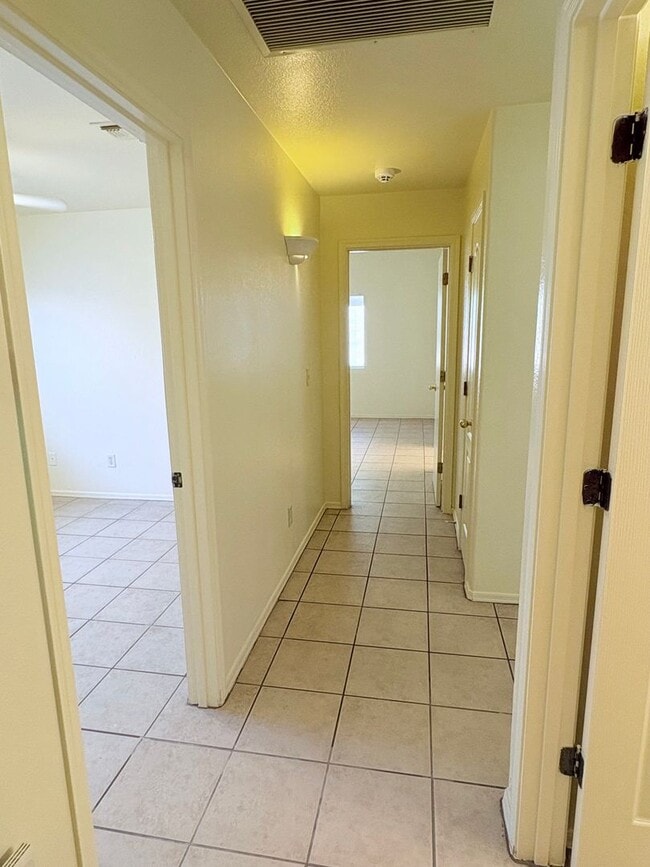 Building Photo - 3 bed/2 bath home on the north west side with garage and fenced yard