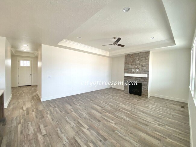 Building Photo - 3 br, 2 bath House - 8934 E Sego Lily Dr