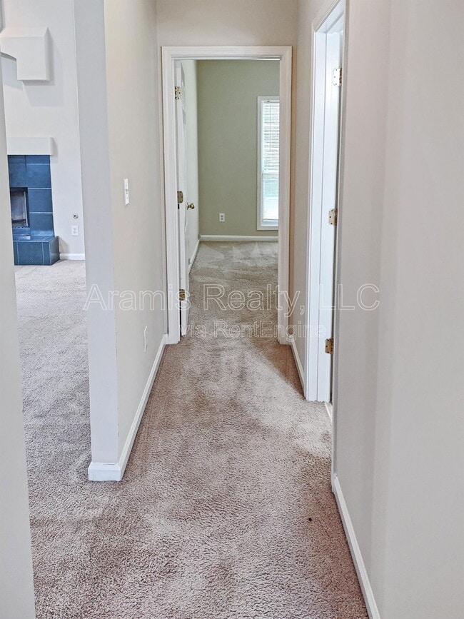 Building Photo - 553 Washington Dr
