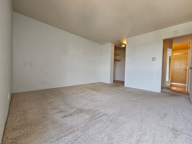 Building Photo - Amazing Penthouse 2 Bedroom 2 Bath With Mo...