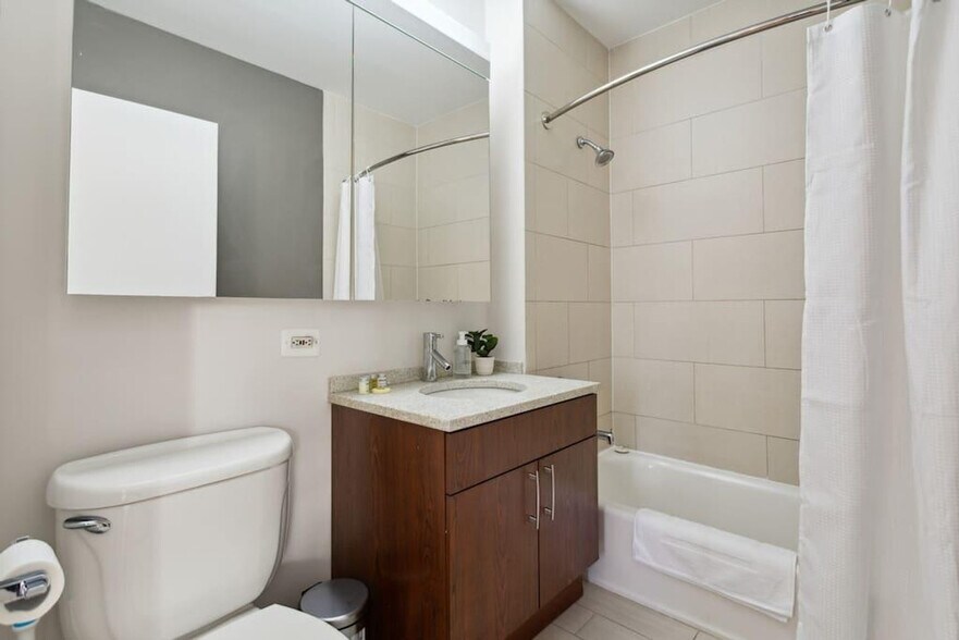 Building Photo - 120 W 21st St