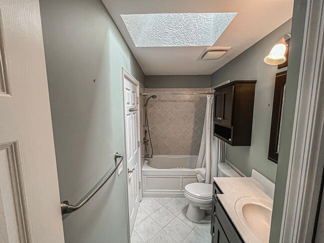 Building Photo - Bright And Relaxing 2 Bed 2 Bath Partially Furnished Home in Beautiful Franklin Farm Foundation