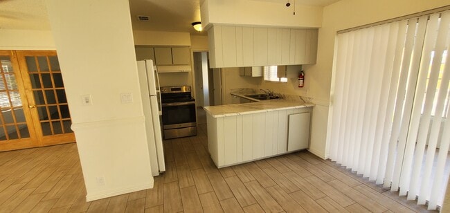 Building Photo - 616 E 3rd Ave