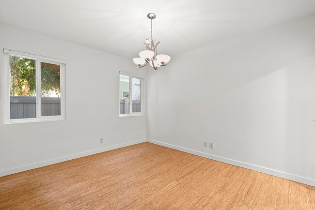 Building Photo - Gorgeous 3+3 Private Single Family Townhou...