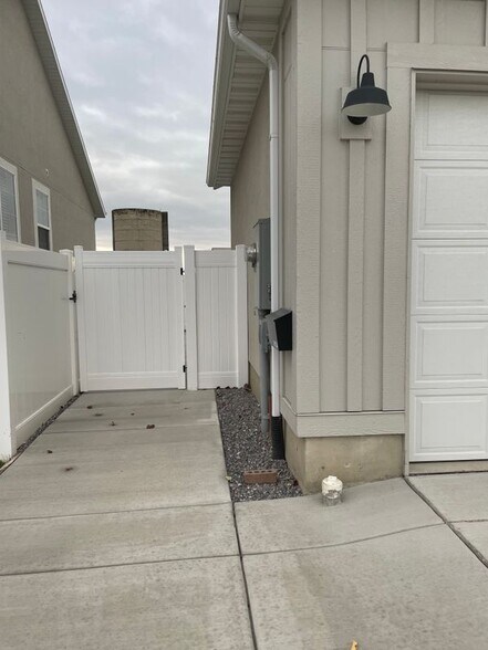 Building Photo - 1413 W Valley Dr