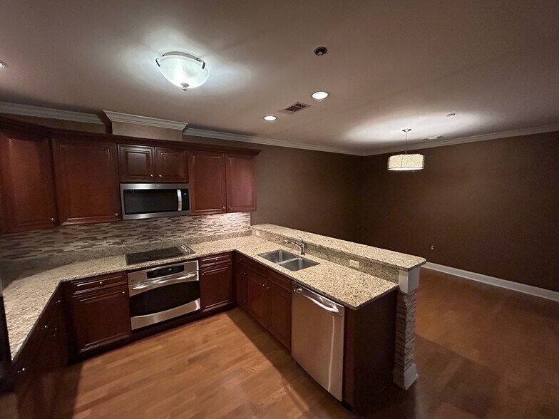 Building Photo - 5194 Lexington Club Cv