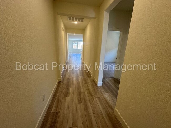 Building Photo - 925 Nelle Dr
