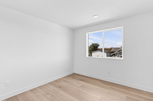 Building Photo - 1259 Lincoln Ave