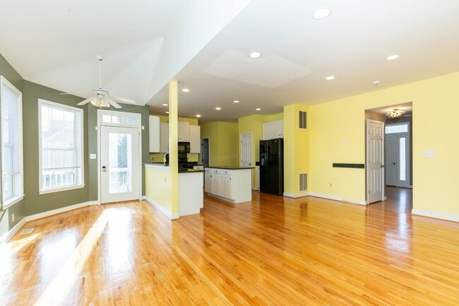 Building Photo - 4 bed, 3.5 bath Single Family Home in Charles Town, WV