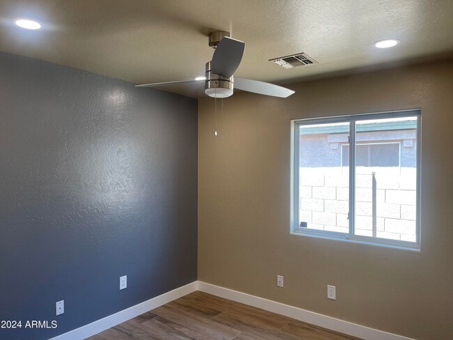 Building Photo - 15433 W Mercer Ln