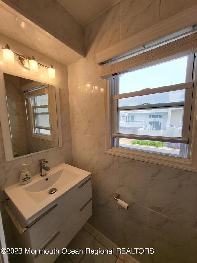 Building Photo - 18 Village Rd