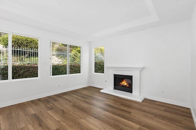 Building Photo - Don't miss out! Gated/Secured 3 br 2 ba home
