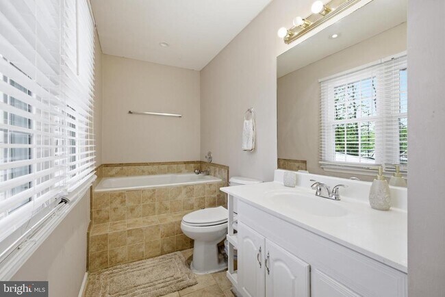 Building Photo - 8664 Pohick Forest Ct