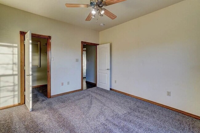 Building Photo - 608 Shady Oak