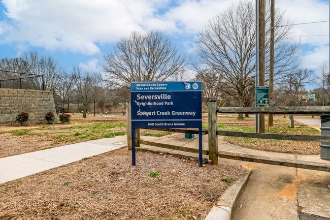 Building Photo - 644 W End Dr