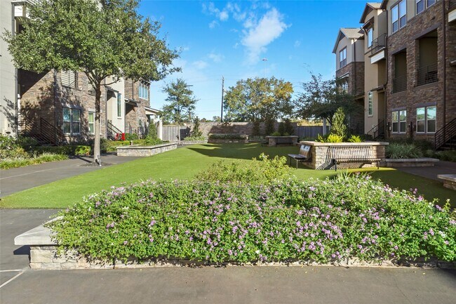 Building Photo - 2625 Fountain Key Blvd