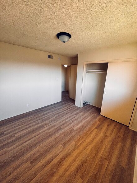 Building Photo - 1001 E Stearns Ave