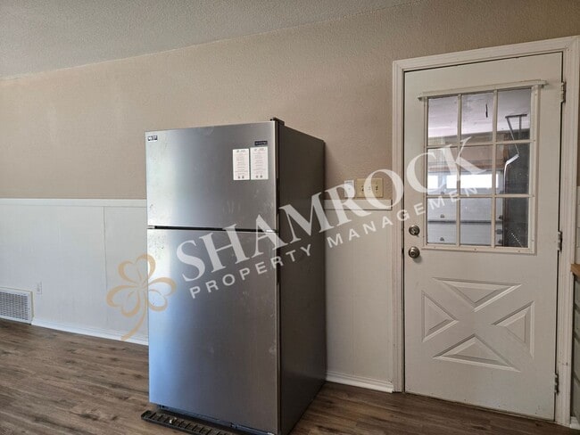 Building Photo - 409 Sharron Dr
