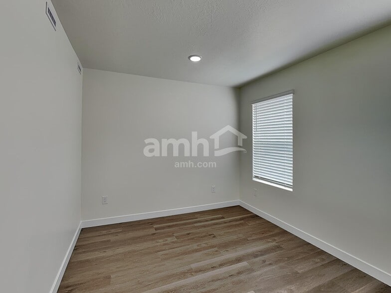 Building Photo - 1322 W Mahogany St