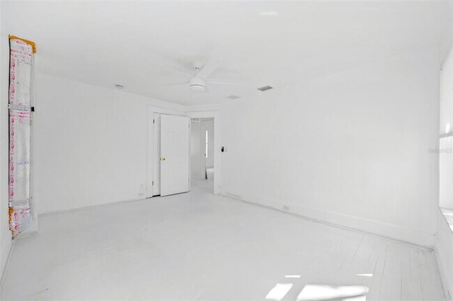 Building Photo - 2000 Shore Acres Blvd NE