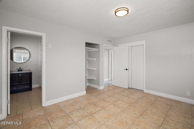 Building Photo - 317 Olivia Cir