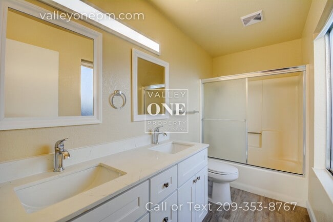 Building Photo - 2232 Ridgeway Dr