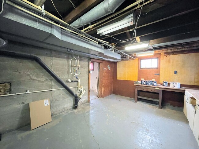 Building Photo - Spacious 3 bedroom home with finished base...