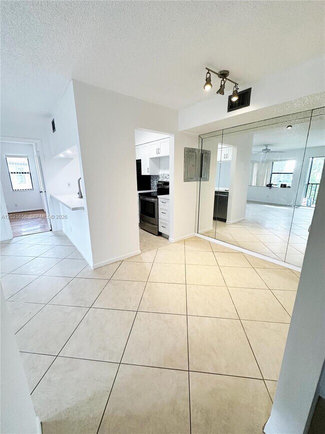 Building Photo - 7137 Golf Colony Ct