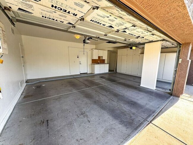 Building Photo - Charming 4 Bedrooms/ 3.5 Bath Home in Desirable Fox Crossing!!