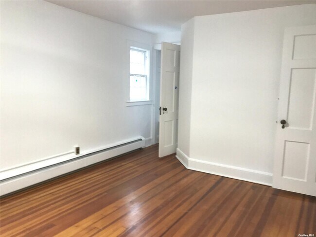 Building Photo - 23 Lloyd Harbor Rd