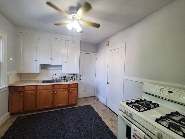 Building Photo - 15711 Grovewood Ave