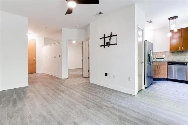 Building Photo - 898 Oak St SW